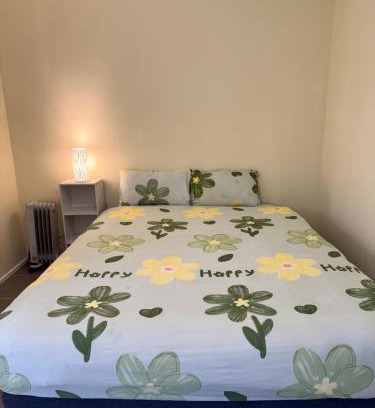 St. Albans Apartment | Prime location bedroom