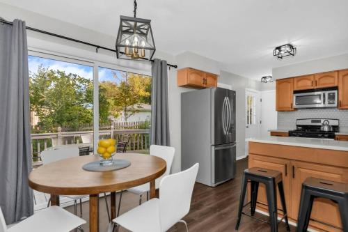 Schaumburg House | Prime Location, Cozy & Spacious home in Schaumburg