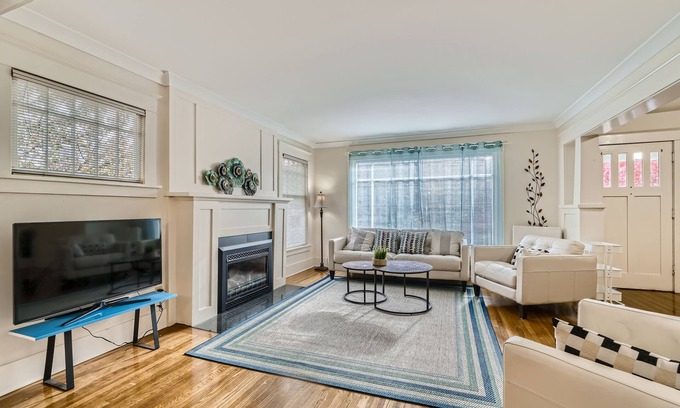 Lower Queen Anne House | Prime Location walk to attractions w Free Parking