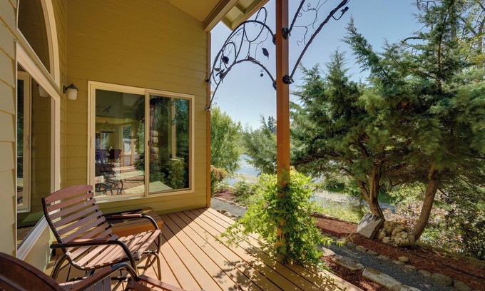 Marcola House | Prime McKenzie River Gem: Sunroom + Views!