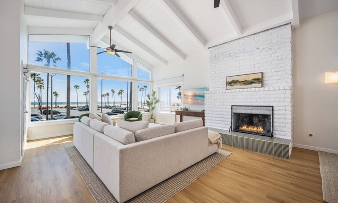 Newport Beach Apartment | Prime Oceanfront Location: with Direct Beach Access