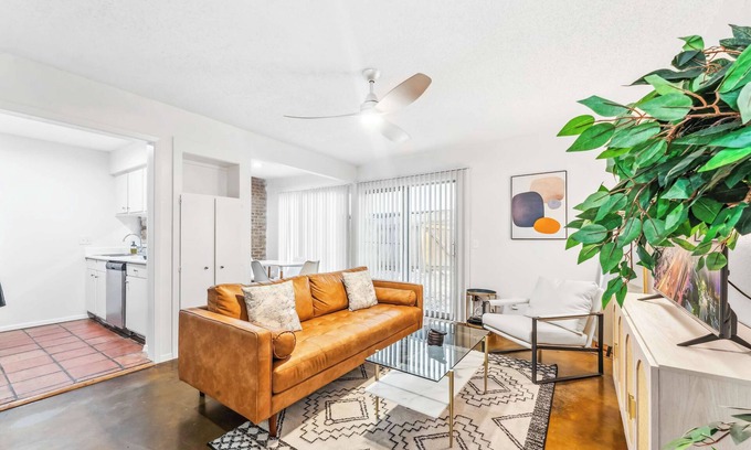 Windsor Park Apartment | Prime SoCo cozy 1BR king suite w/pool, parking