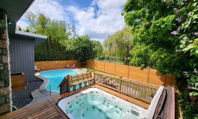 Kelowna Central Business District House | PRIMO ENTERTAINERS DELIGHT - Family home with pool and hot tub