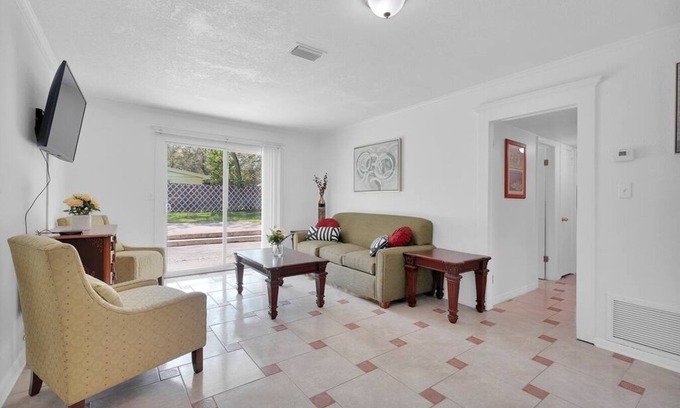Hyde Park House | ~Pristine Paw Pad Sleeps 9 Near NAS Jax~