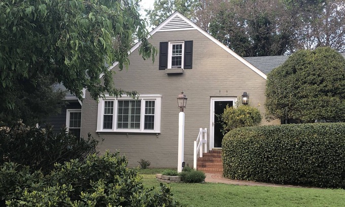 Yorktown Cottage | Private 2,000 Sq Ft Cottage in Historic Yorktown- w/trolley access