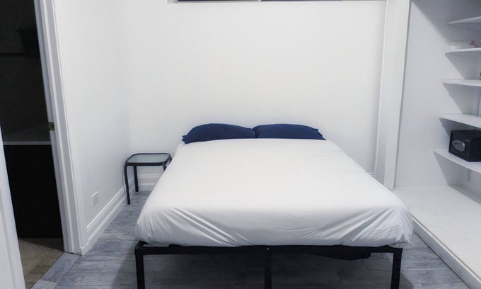 Rogers Park Condo | Private 2BR/2BA Suites, Desk, Kitchenette, Lake Access, Morse CTA, Loyola Campus