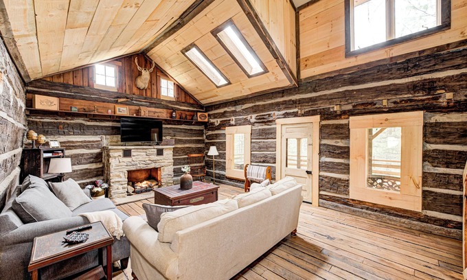 Helmsburg Cabin | Private 3.5 acre Waterfront Cabin with Hot Tub, WiFi, Minutes from Nashville