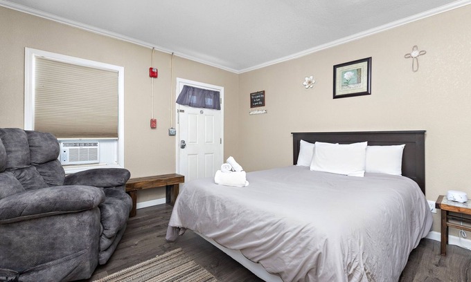 Paola Apartment | Private and cozy apartment in small town Kansas!