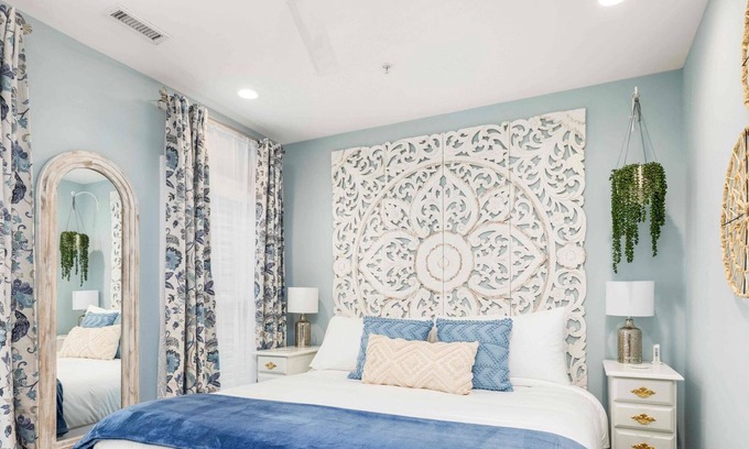 Cannonborough Elliotborough House | Private Balcony, 2 Living Rooms, 2 Blocks to King!