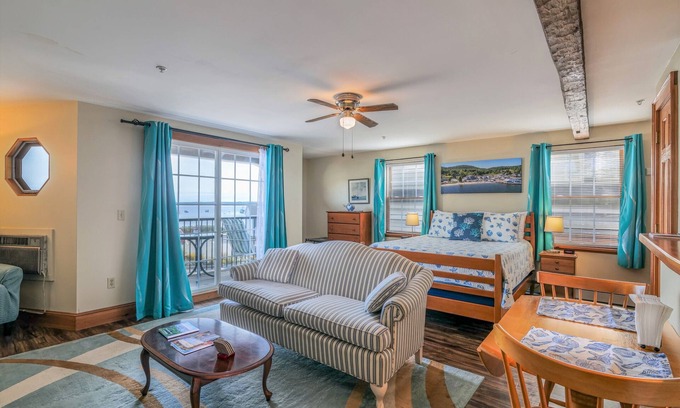 Lincolnville Apartment | Private Balcony with Beach and Water Views - Sunrise