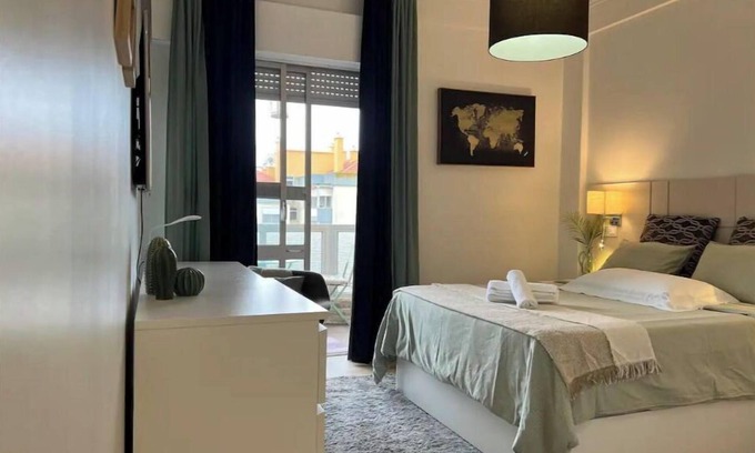 Reboleira Apartment | Private bathroom in apartment shared with other guests