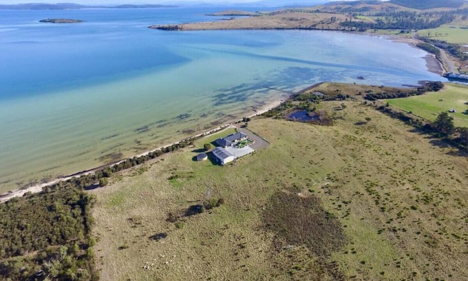 Dunalley House | Private Beach & Playground - Family/Group Getaway!