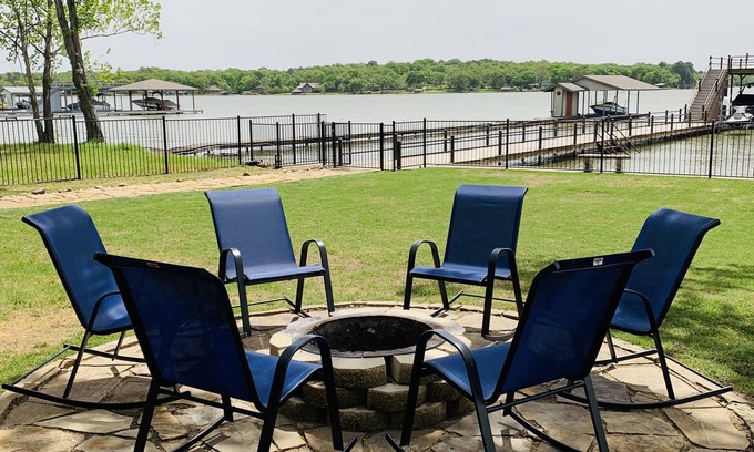 Enchanted Oaks House | Private Beautiful Waterfront Home. Boat Dock to enjoy Sunrise and Sunsets!