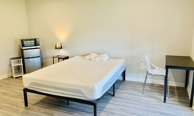 Glen Allen House | Private Bedroom & Bathroom