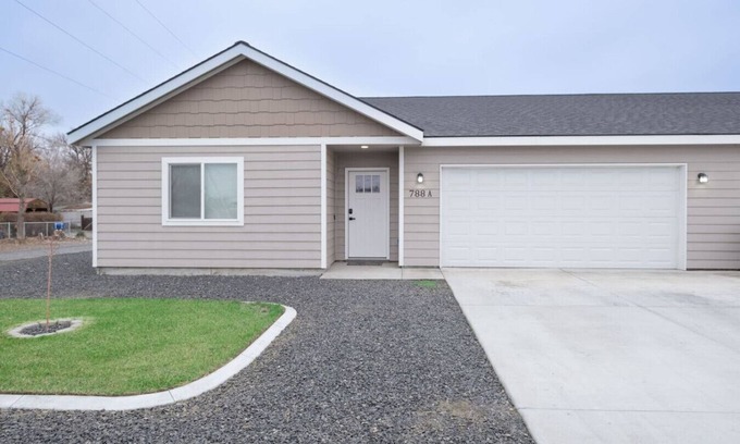 Hermiston House | Private & Central Townhouse, Garage #788A