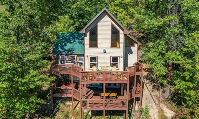 Gatlinburg - Pigeon Forge Cabin | Private Chalet with Amazing Mountain-Views! - Game Room, Hot Tub
