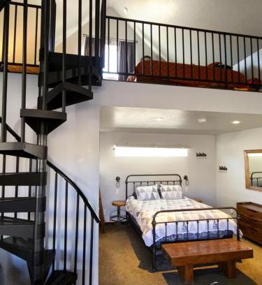 Cannonville House | Private, Charming Cabin - Sleeps 5 - The Evergreen - Bryce Canyon National Park