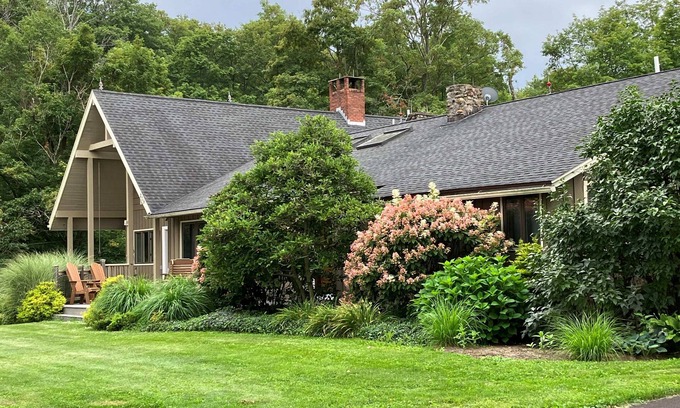 Ithaca House | Private Country Home Near Wineries, 6 Bdrm, 4 ba, Hot Tub, Firepit & Billiards