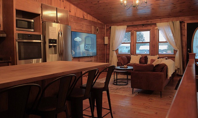 North Algona Wilberforce Cabin | Private Cozy Cottage-Near Lake Dore, Bon Echo & Algonquin Park