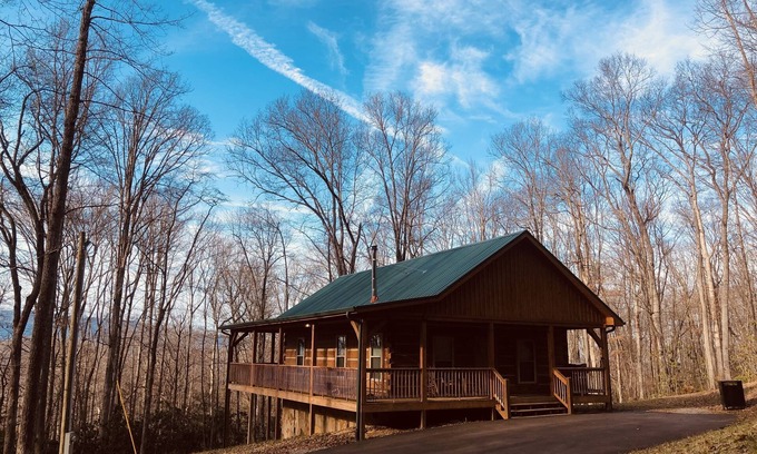 Cosby Cabin | Private Cozy DOG FRIENDLY Cabin Home Surrounded by a Variety of Beautiful Trees
