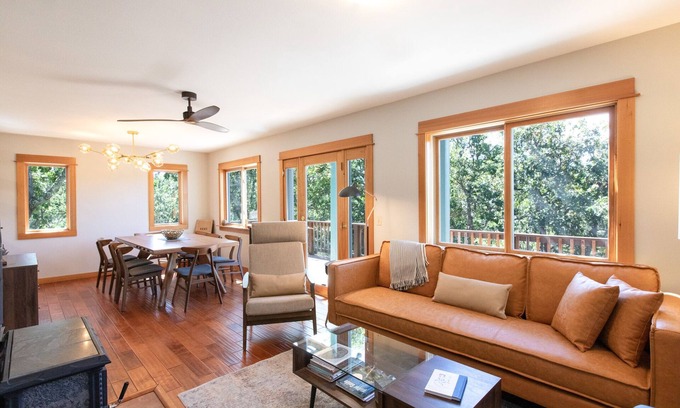 Lyle House | Private Disc Golf Course, Escape to Paradise in The Oaks, Hot Tub, Gorgeous Seclusion