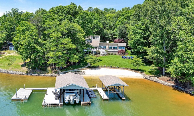 Smith Mountain Lake House | Private Dock, Sleeps 18!