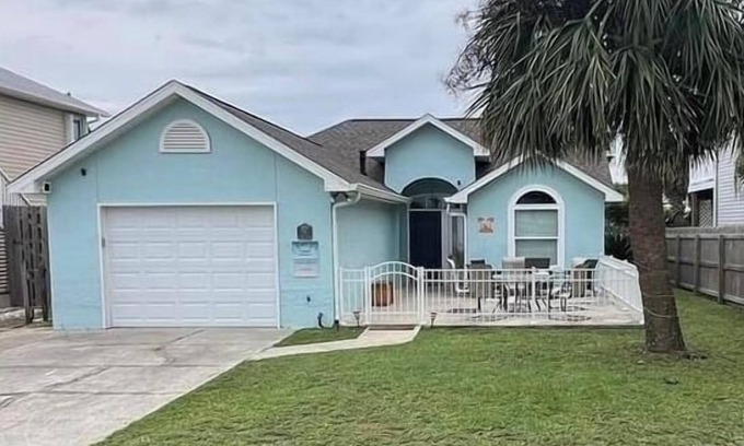 Port St. Joe House | Private DOG FRIENDLY Home! 2 Min Walk to Beach, Fenced Yard, Firepit