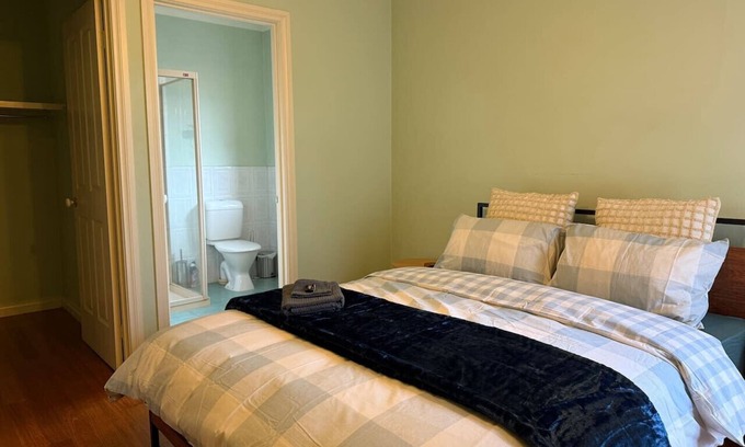 Bentleigh House | Private Ensuite Room| Walk-In Robe | 1min to Train