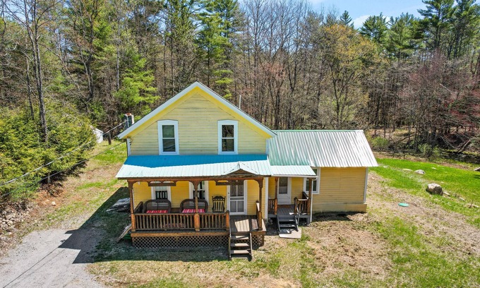 Adirondack House | Private escape near the lake, town, and hiking with free WiFi and full kitchen