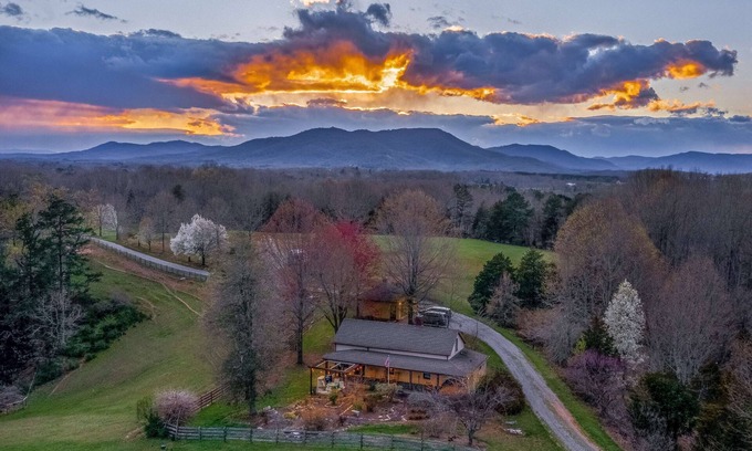 Thaxton House | Private Farmhouse w/Hot Tub and Fresh Eggs