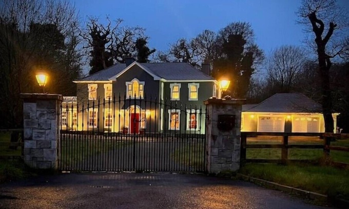 Ennis House | Private Gated Home, 5 bed rms/ensuite, sleeps ten.
