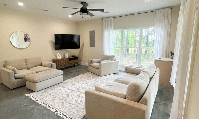 Etta House | Private Getaway on 2.5 Acres Family & Pet Friendly!