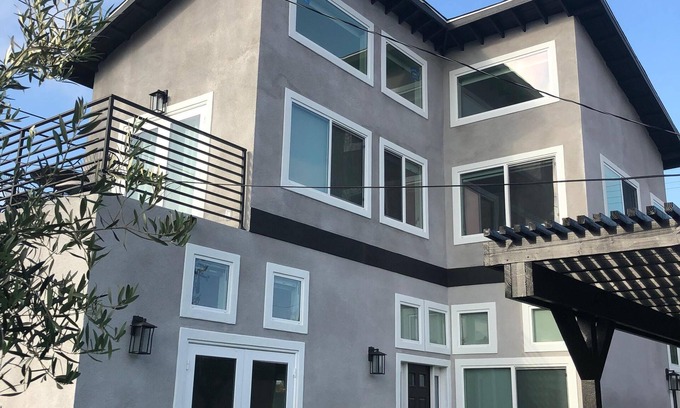 Del Aire House | Private Guest Home NEW Pristine 2bed/2bath w/Yard near NAPA CENTER, Beach & LAX!