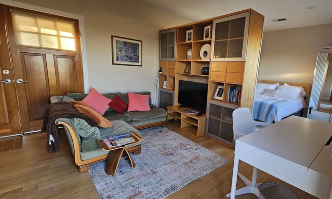 Hollywood Hills Apartment | Private Guest House in the hills of Los Feliz