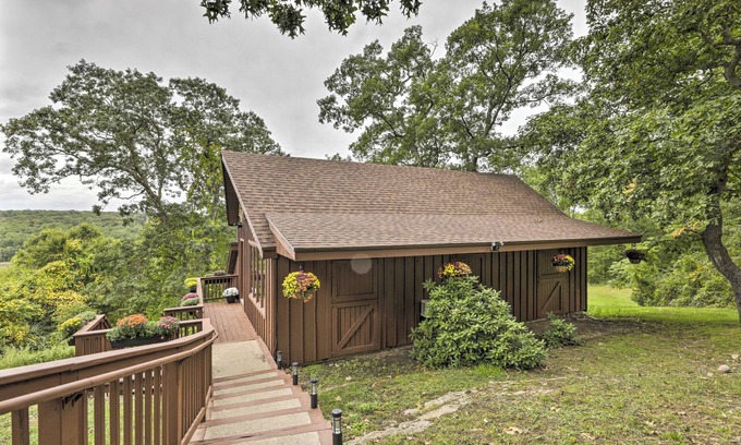 Montville Cottage | Private Guest House w/Deck + Spectacular Views!