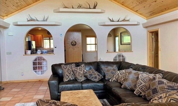 Durango - Purgatory House | Private Haven+5 Acres+Sprawling Yards+Spectacular Waterfall Koi Pond! 3BR/2Bath
