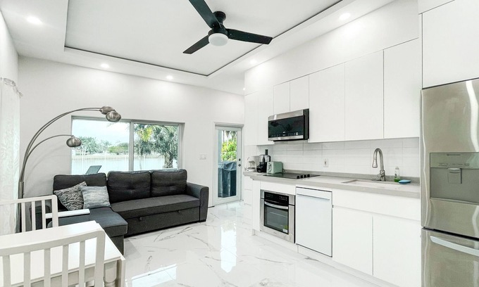 Driftwood House | Private Hollywood Guest suite, 1 bedroom, full kitchen, full bathroom