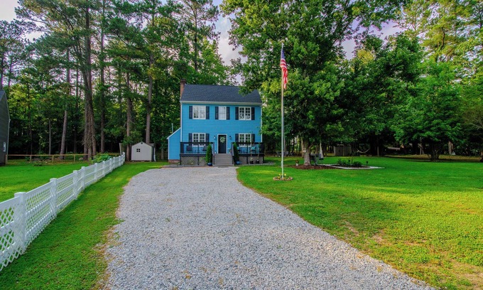 Wake Forest Other | Private Homestead, 1.5 Acres, Spa, Gym, Firepit, Chickens, King Suite, Pets