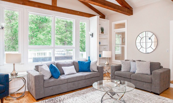 Conyers House | ✩ Private ✩ Horse Park ✩ Hot tub ✩ Ping-pong ✩ Foosball ✩ 4500 sqft ✩ Sleeps 20