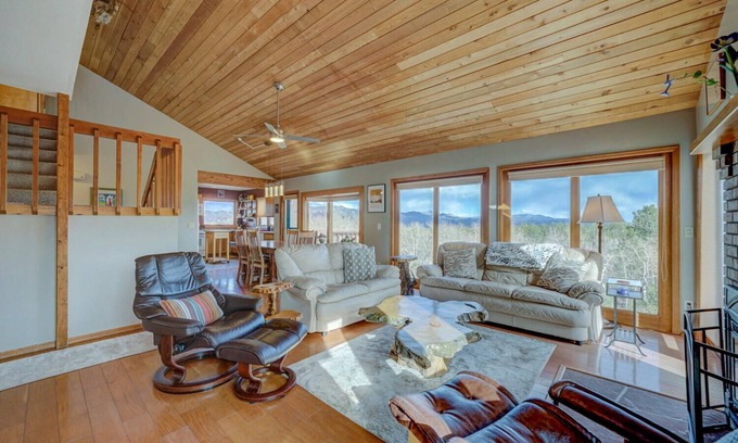 Nathrop House | Private Hot Tub! Dog Friendly, Amazing Views!