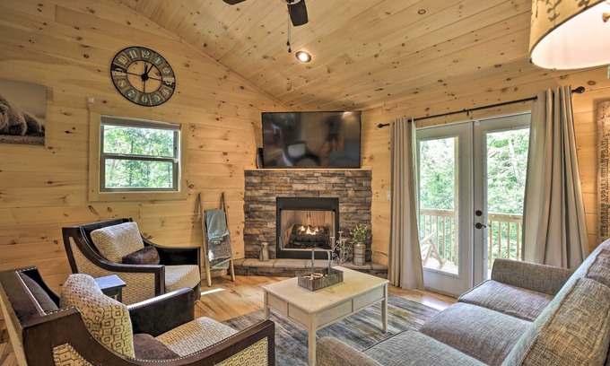Murphy Cabin | Private Hot Tub & EV Charger: Cozy Murphy Cabin!