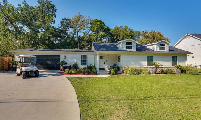 Pilot Point House | Private Hot Tub: Luxe Gem 3 Mi to Lake Ray Roberts