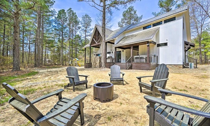 Hochatown House | Private Hot Tub, Outdoor Fireplace Broken Bow Gem