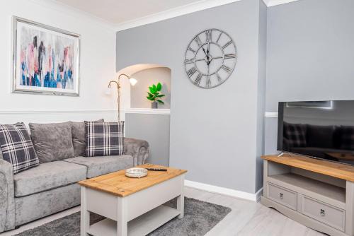 Smethwick House | Private immaculate contractor and leisure stay with large driveway