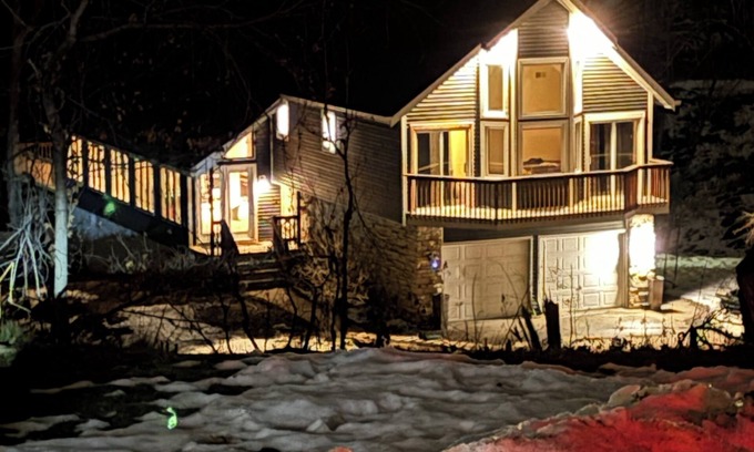 Cedar Rapids House | Private In City retreat 12+ Guests 4 bedrooms 3.5 Bath +Bonus Kitchen downstair