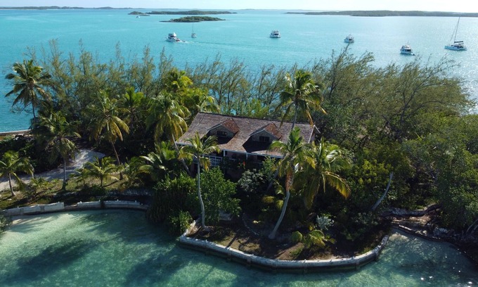 George Town Apartment | Private Island w Causeway to Town, 2 Bedroom, 2 bathroom, Full kitchen, Sleeps 6