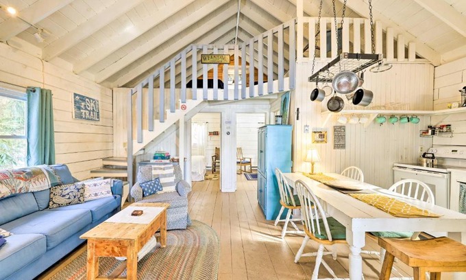 Poyntelle House | Private Lake Access and Canoes Pennsylvania Cottage