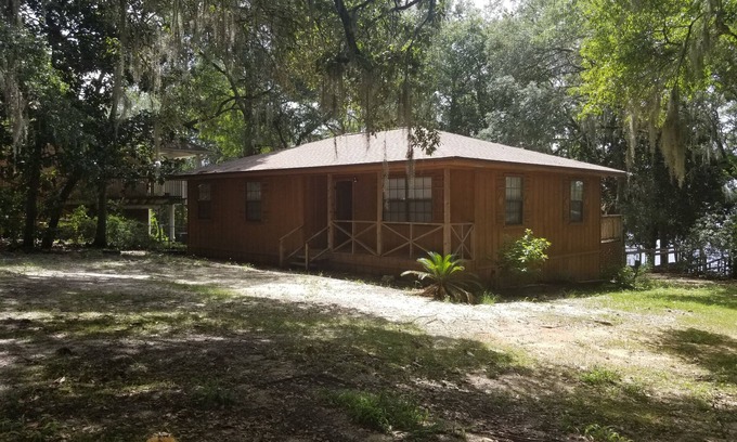 De Funiak Springs House | Private lakefront home w/porch & dock-fish, relax; quiet & shady