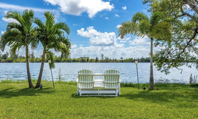 Mariner House | Private Lakefront Estate W/3 King Beds, 3129 Sq Ft,nHot Tub, Pool Table, Office