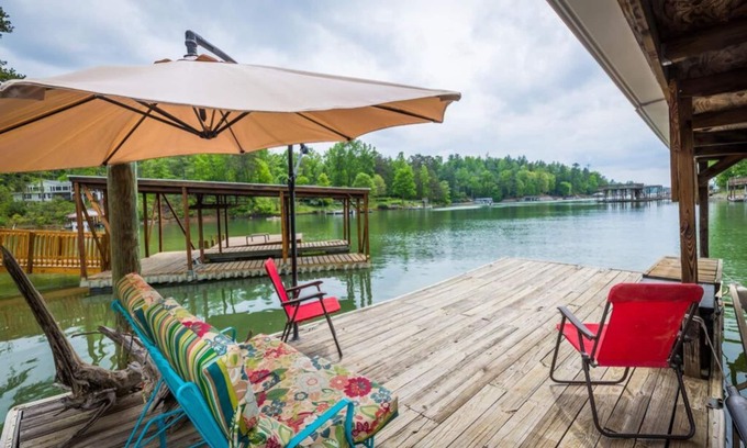 Morganton House | PRIVATE LAKEFRONT HOME
